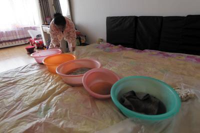 南华楼上漏水，住户失联，小区没物管，业主维权难！律师来支招……
